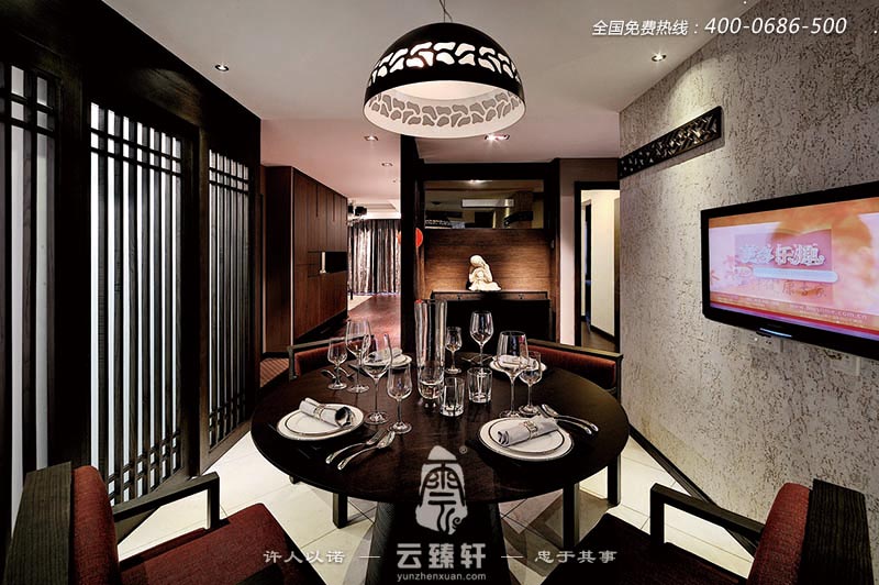 黑色中式隔斷的運用在餐廳里，則是活躍的"精靈”，讓中式的韻味—定程度上得到了提升
